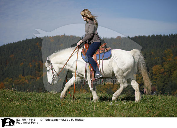 Frau reitet Pony / RR-47445