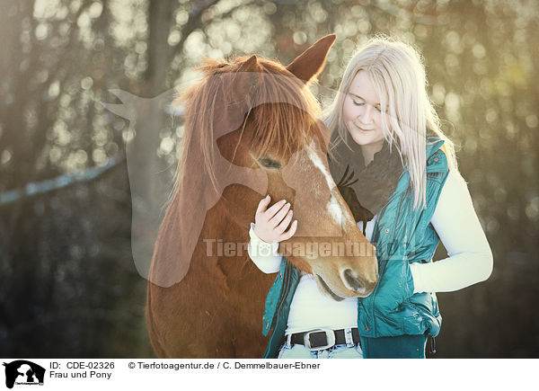 Frau und Pony / woman and Pony / CDE-02326
