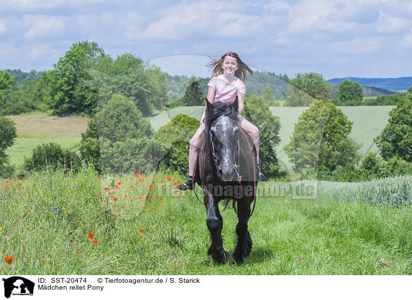 Mdchen reitet Pony / girl rides pony / SST-20474