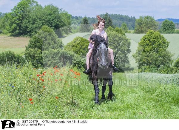 Mdchen reitet Pony / girl rides pony / SST-20475
