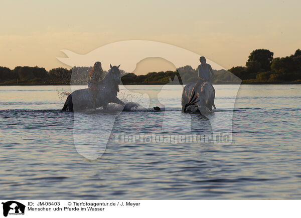 Menschen udn Pferde im Wasser / riders and horses in the water / JM-05403