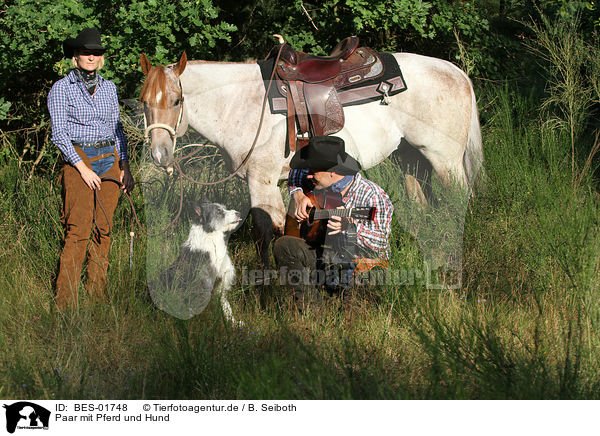 Paar mit Pferd und Hund / humans with dog and horse / BES-01748