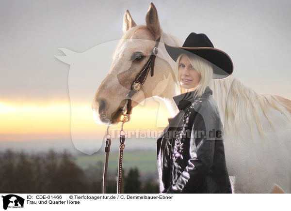 Frau und Quarter Horse / woman and Quarter Horse / CDE-01466