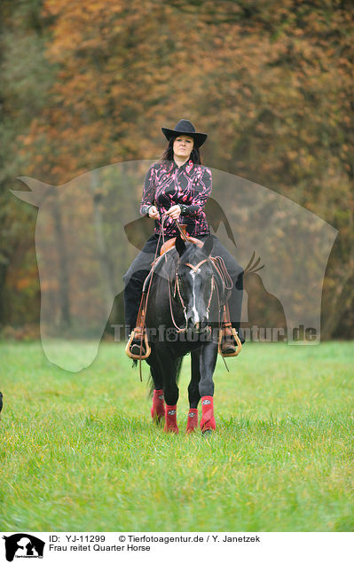 Frau reitet Quarter Horse / woman rides Quarter Horse / YJ-11299
