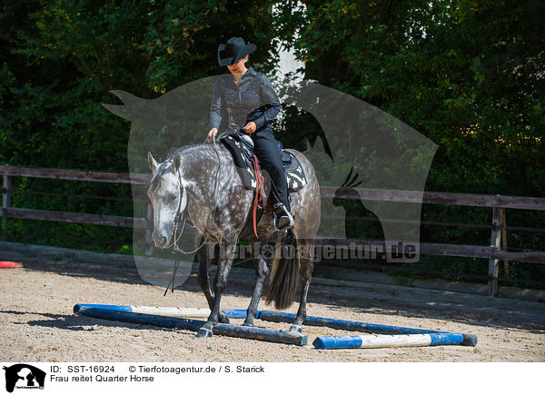 Frau reitet Quarter Horse / woman rides Quarter Horse / SST-16924