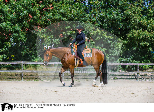 Frau reitet Quarter Horse / SST-16941