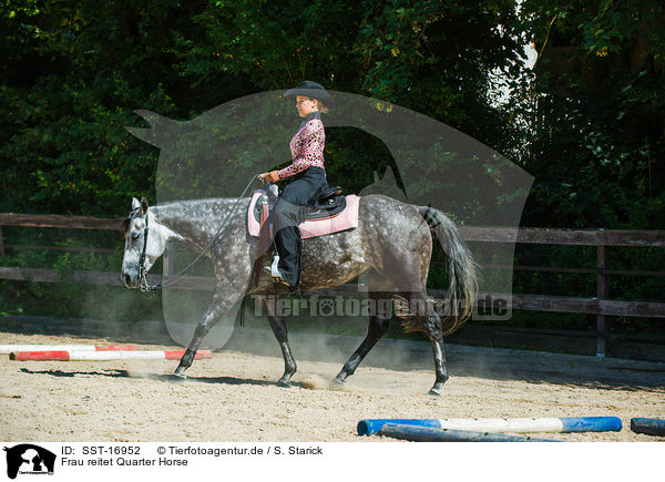 Frau reitet Quarter Horse / SST-16952