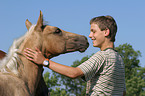 Junge und Quarter Horse Fohlen