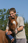 Junge und Quarter Horse Fohlen