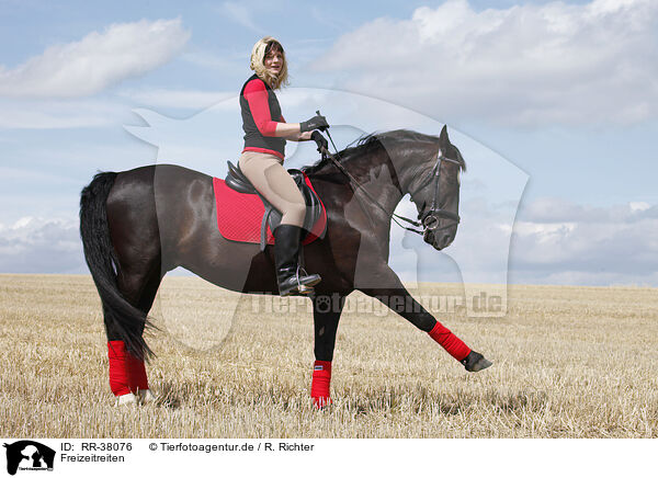 Freizeitreiten / riding woman / RR-38076