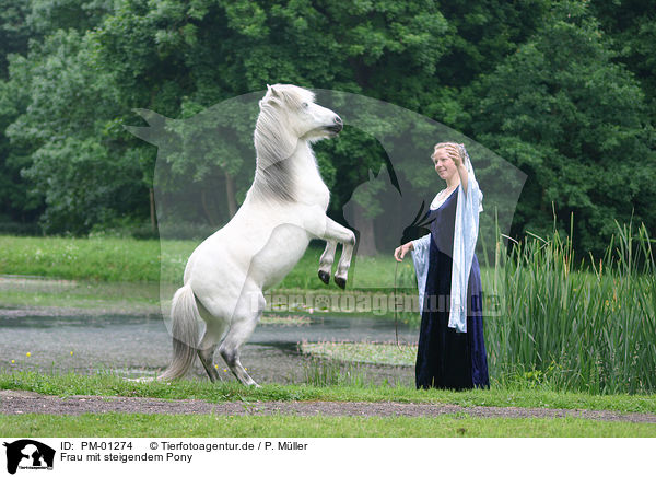 Frau mit steigendem Pony / PM-01274