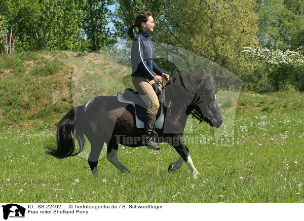 Frau reitet Shetland Pony / SS-22402