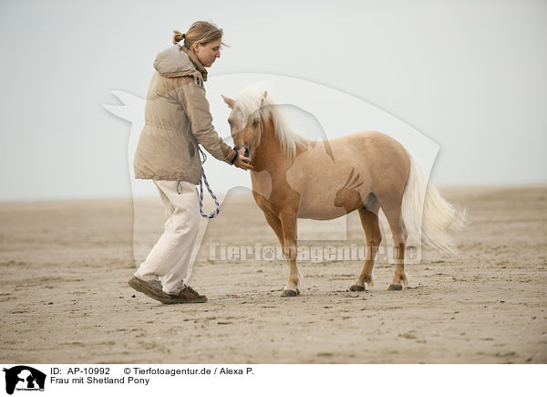 Frau mit Shetland Pony / woman with Shetland Pony / AP-10992