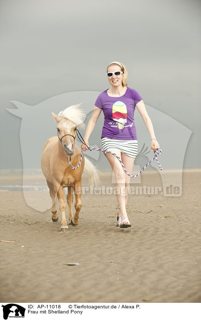 Frau mit Shetland Pony / woman with Shetland Pony / AP-11018