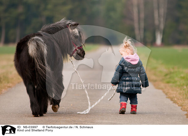Kind und Shetland Pony / child and Shetland Pony / NS-03997