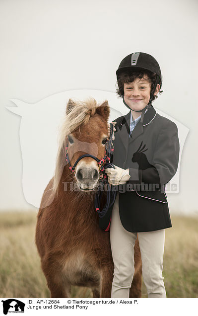 Junge und Shetland Pony / boy and Shetland Pony / AP-12684