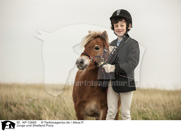 Junge und Shetland Pony / boy and Shetland Pony / AP-12685