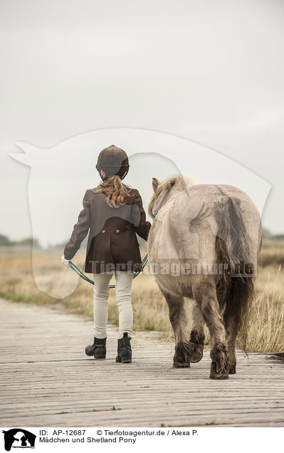 Mdchen und Shetland Pony / girl and Shetland Pony / AP-12687