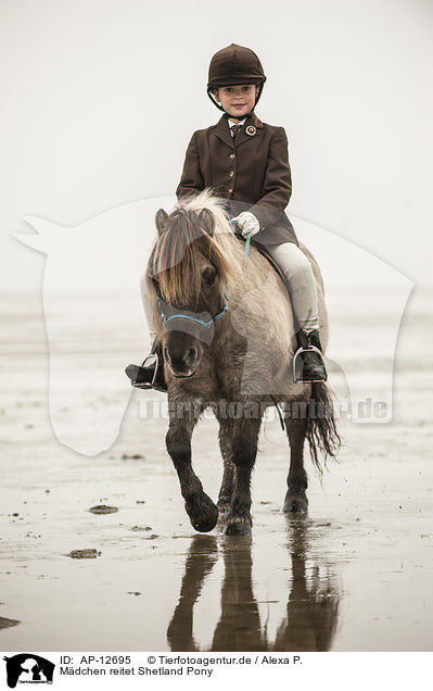 Mdchen reitet Shetland Pony / girl rides Shetland Pony / AP-12695