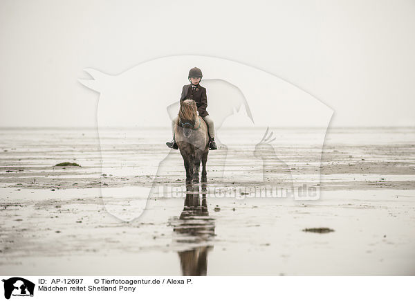 Mdchen reitet Shetland Pony / girl rides Shetland Pony / AP-12697