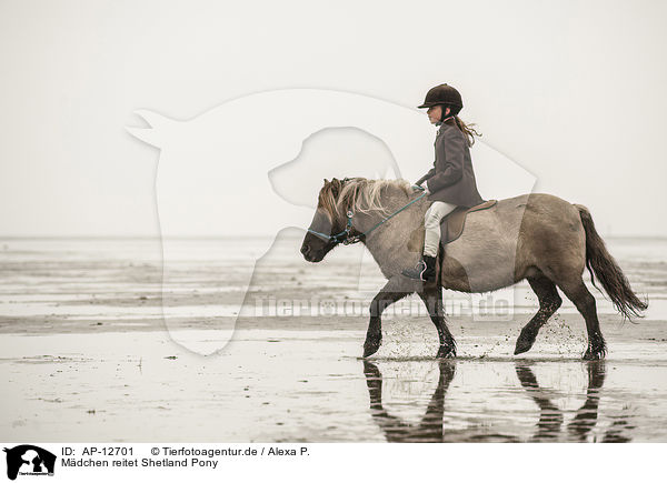 Mdchen reitet Shetland Pony / girl rides Shetland Pony / AP-12701
