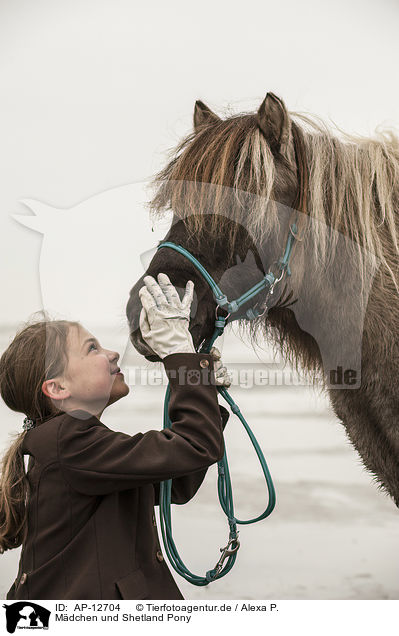 Mdchen und Shetland Pony / girl and Shetland Pony / AP-12704