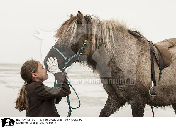 Mdchen und Shetland Pony / girl and Shetland Pony / AP-12706