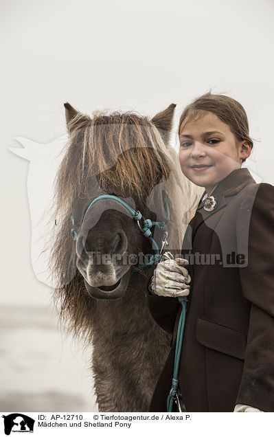 Mdchen und Shetland Pony / girl and Shetland Pony / AP-12710