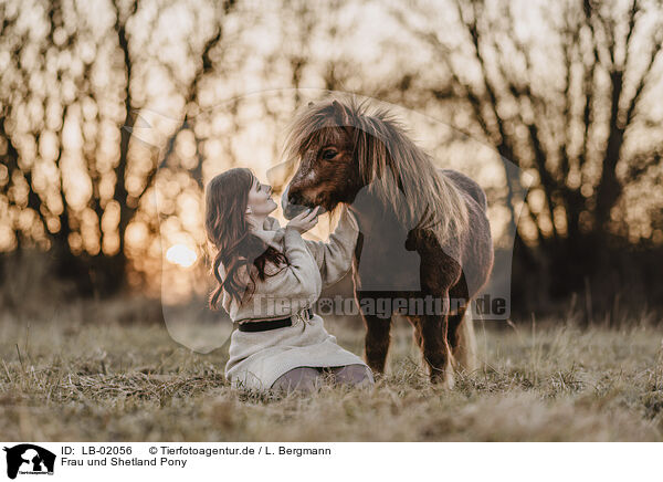 Frau und Shetland Pony / woman and Shetland Pony / LB-02056