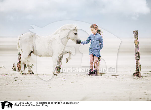 Mdchen und Shetland Pony / girl and Shetland Pony / MAB-02044