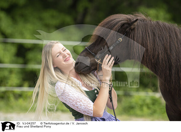 Frau und Shetland Pony / woman and Shetland Pony / VJ-04257