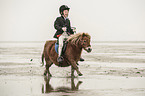 Junge reitet Shetland Pony