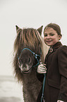Mdchen und Shetland Pony