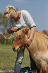 Frau und Shetland Pony Hengst