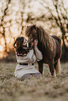 Frau und Shetland Pony