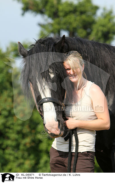Frau mit Shire Horse / KL-06971