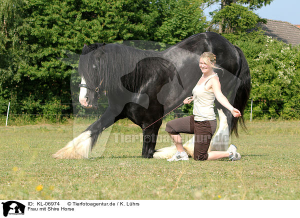 Frau mit Shire Horse / KL-06974
