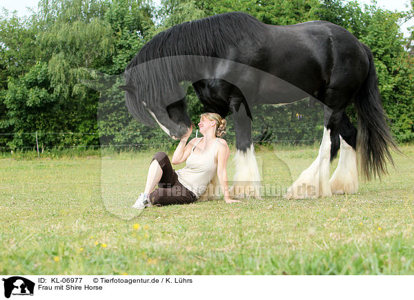 Frau mit Shire Horse / woman with Shire Horse / KL-06977