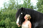 Frau mit Shire Horse