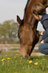 Frau mit Pferd