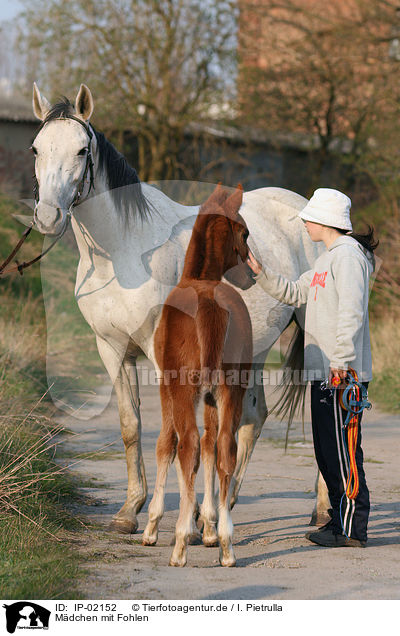 Mdchen mit Fohlen / girl with foal / IP-02152