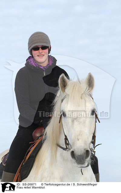 Frau reitet Warmblut / woman rides warmblood / SS-26871