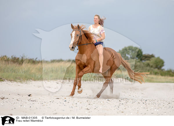 Frau reitet Warmblut / woman rides warmblood / MAB-01305