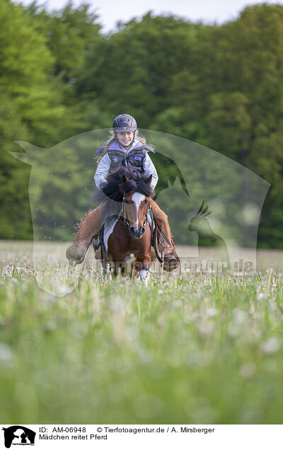 Mdchen reitet Pferd / girl rides Horse / AM-06948