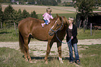 Frau und Kind mit Pferd