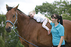 Frau, Kind und Warmblut