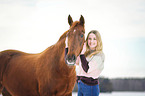 junge Frau mit Pferd