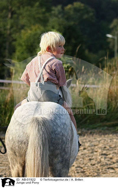Junge und Pony / boy with pony / AB-01922