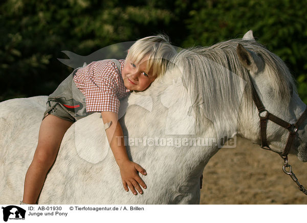 Junge und Pony / boy with pony / AB-01930