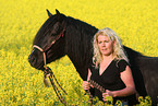 Frau mit Welsh-Cob D